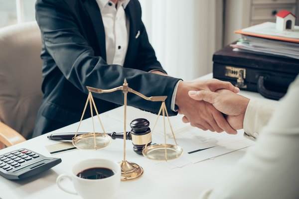 "المرتزقة الدبلوماسيون": مكاتب المحاماة التي تصيغ الأوطان