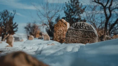 "بلدة لونغياربين النرويجية في أرخبيل سفالبارد مغطاة بالثلوج حيث يمنع القانون الدفن والموت"