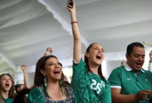 "رئيسة المكسيك بملامح حازمة في مؤتمر صحفي تعلن مقاطعة افتتاح كأس العالم بسبب أسعار التذاكر"