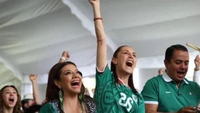 "رئيسة المكسيك بملامح حازمة في مؤتمر صحفي تعلن مقاطعة افتتاح كأس العالم بسبب أسعار التذاكر"