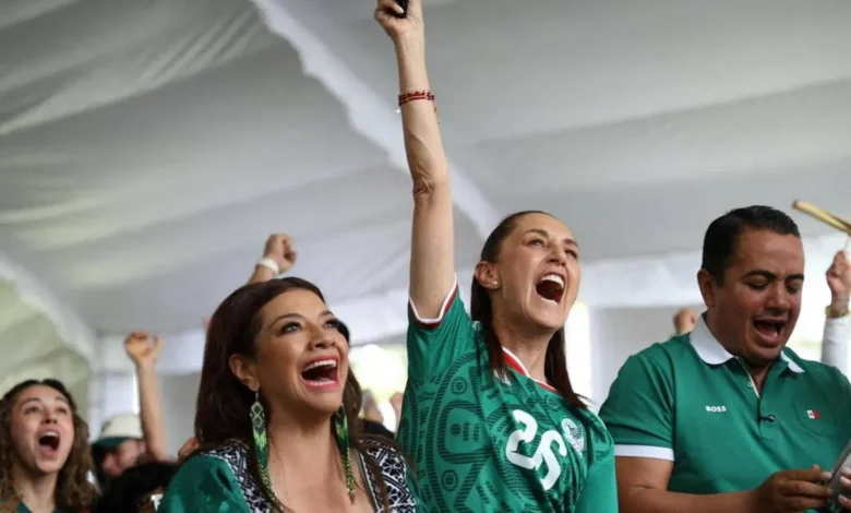 "رئيسة المكسيك بملامح حازمة في مؤتمر صحفي تعلن مقاطعة افتتاح كأس العالم بسبب أسعار التذاكر"