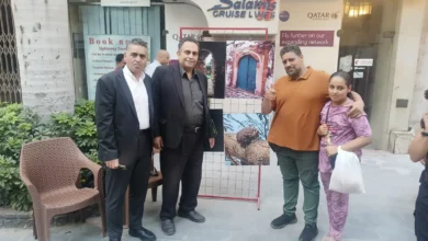 لوحة كليوباترا للفنان عبد الفتاح حامد بخلفية سوداء وأخضر فسفوري".