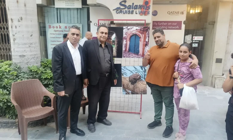 لوحة كليوباترا للفنان عبد الفتاح حامد بخلفية سوداء وأخضر فسفوري".