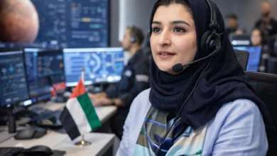 سارة الأميري في غرفة التحكم تتابع مهمة مسبار الأمل إلى المريخ